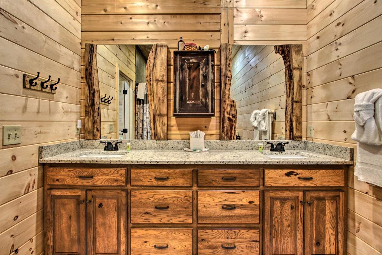 Riverfront Cabin With Hot Tub - 3 Miles To Dollywood ピジョンフォージ エクステリア 写真