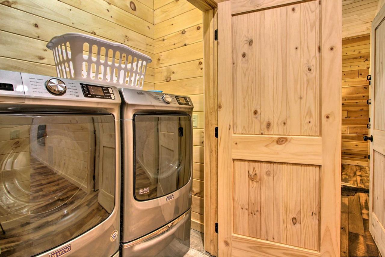 Riverfront Cabin With Hot Tub - 3 Miles To Dollywood ピジョンフォージ エクステリア 写真